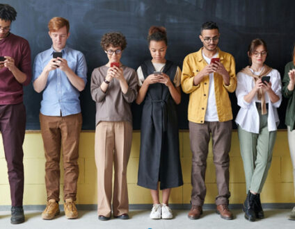A proibição dos celulares e o impacto na saúde mental dos adolescentes